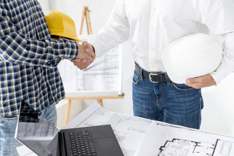 Courtier en travaux negociant un projet de renovation avec un client